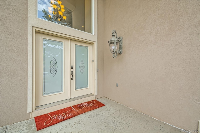 property entrance featuring stucco siding