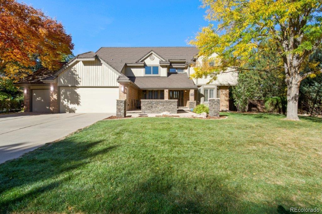 view of front of home featuring a front yard and a garage