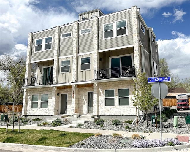 view of front of home featuring a balcony