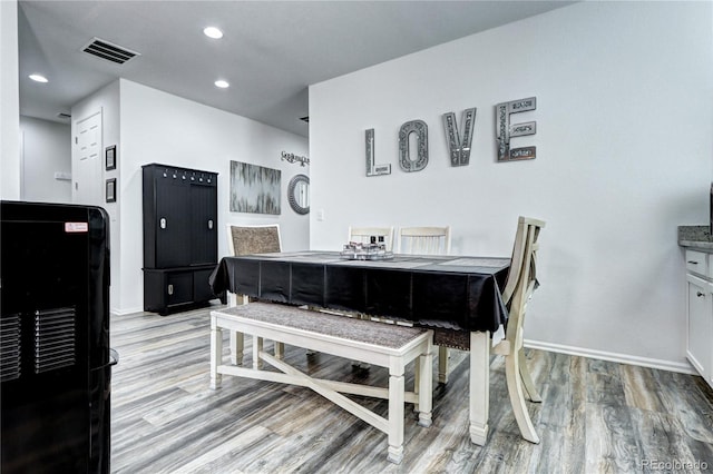 dining room with light wood-style floors, recessed lighting, visible vents, and baseboards