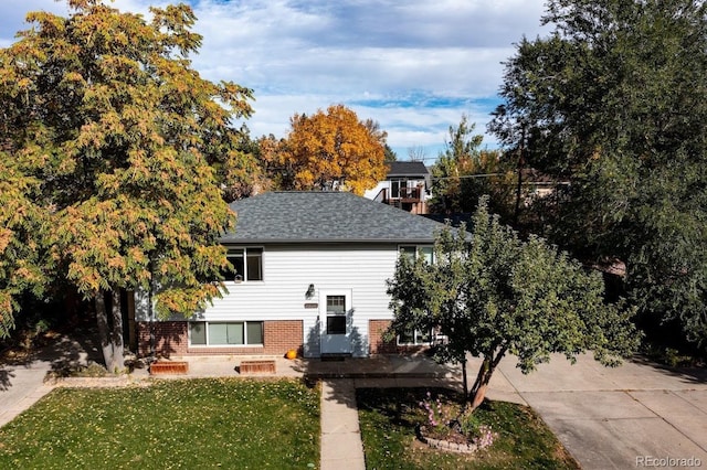 view of front facade with a front yard