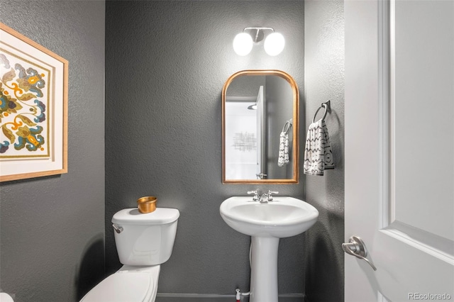 9567 Juniper Way, Arvada, CO 80007 - bathroom with toilet, a textured wall, and a sink
