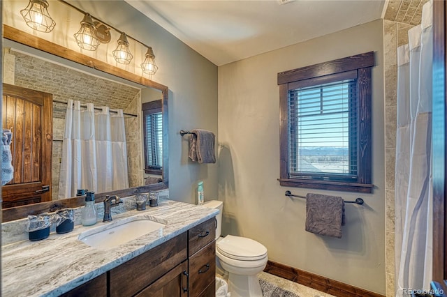 full bathroom with a shower with curtain, baseboards, vanity, and toilet