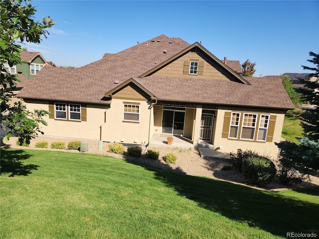 view of front facade with a front yard