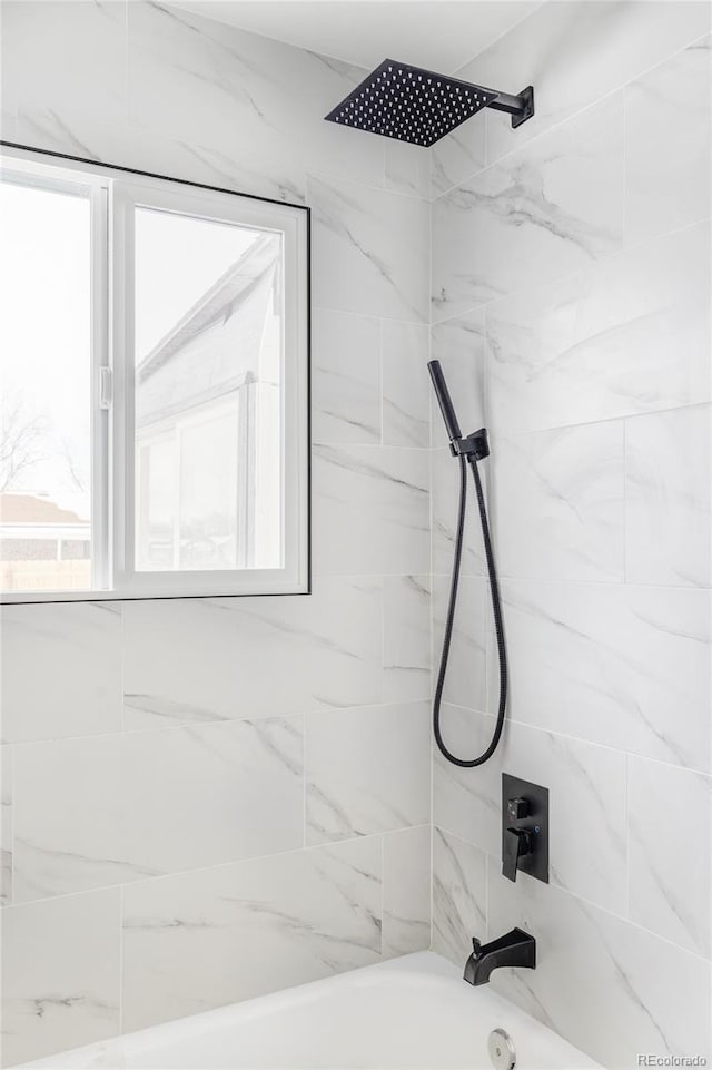 bathroom with tiled shower / bath combo