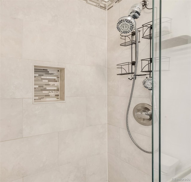 room details featuring tiled shower