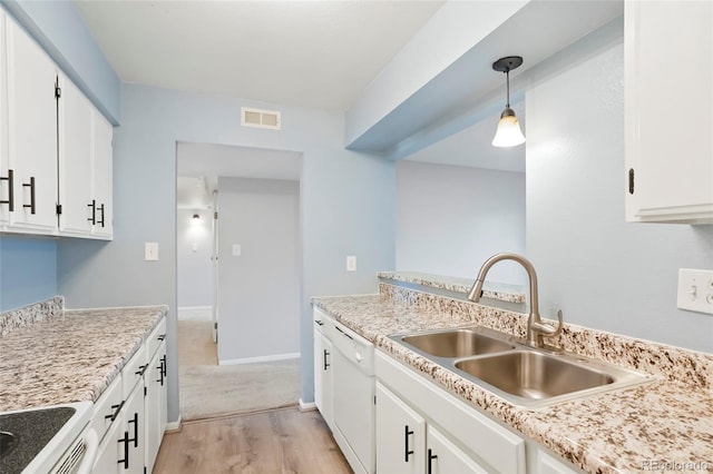kitchen featuring a sink, visible vents, white appliances, light countertops, and light wood-style floors