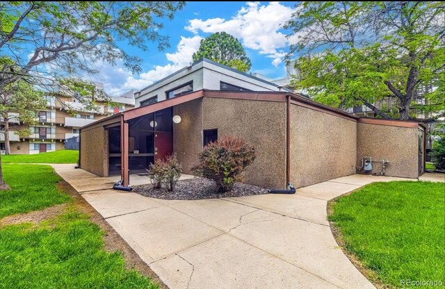 view of side of property featuring a lawn