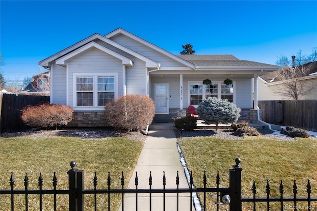 view of front of home featuring a front lawn