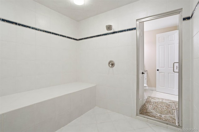 bathroom featuring a tile shower