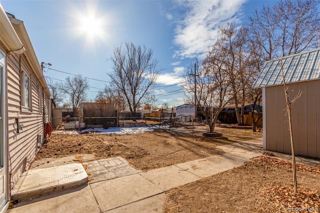 view of yard featuring a storage unit