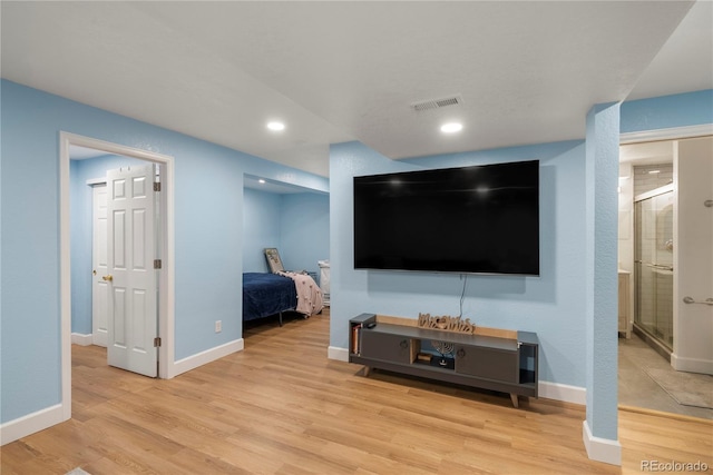 living area featuring recessed lighting, visible vents, baseboards, and wood finished floors