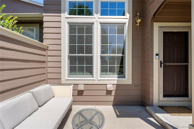 property entrance featuring outdoor lounge area