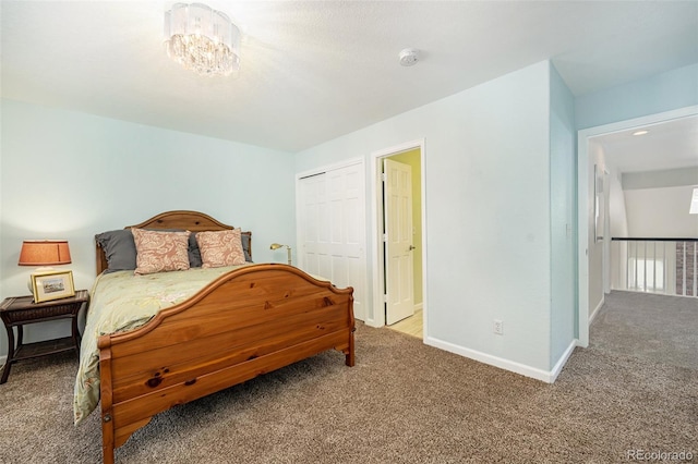 bedroom featuring a closet, an inviting chandelier, and carpet