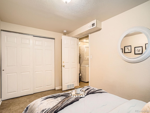 3304 W 3rd Ave, Denver, CO 80219 - carpeted bedroom featuring stacked washing machine and dryer, a closet, and a textured ceiling