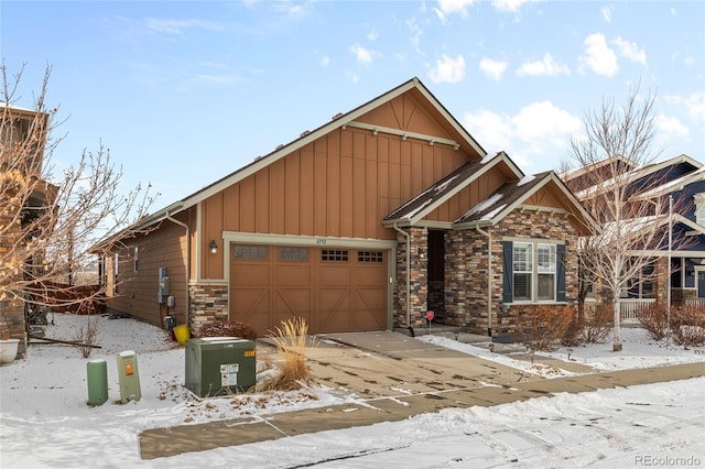 view of front facade featuring a garage