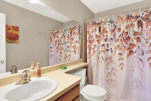 bathroom featuring a shower with shower curtain, vanity, and toilet