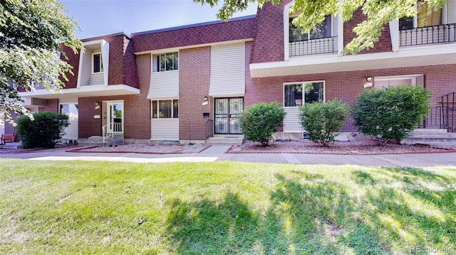 663 S Xenon Ct, Lakewood, CO 80228 - view of front of house with a front lawn and brick siding