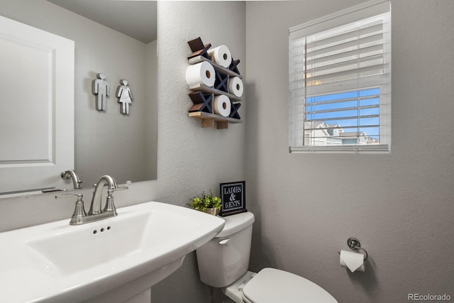 8765 Laurel Mountain Vw, Colorado Springs, CO 80924 - bathroom featuring a textured wall