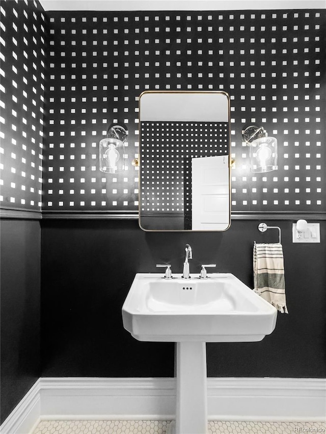 bathroom with baseboards and tile patterned floors