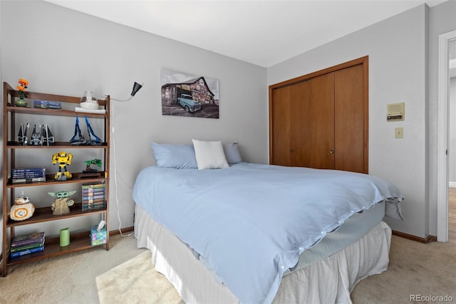 bedroom featuring baseboards, carpet, and a closet