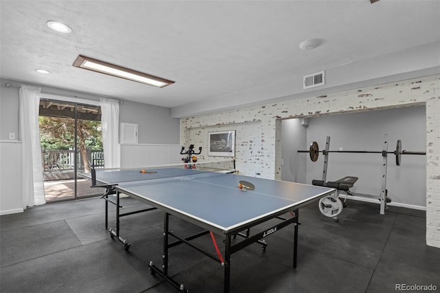 rec room featuring recessed lighting, baseboards, visible vents, and wainscoting
