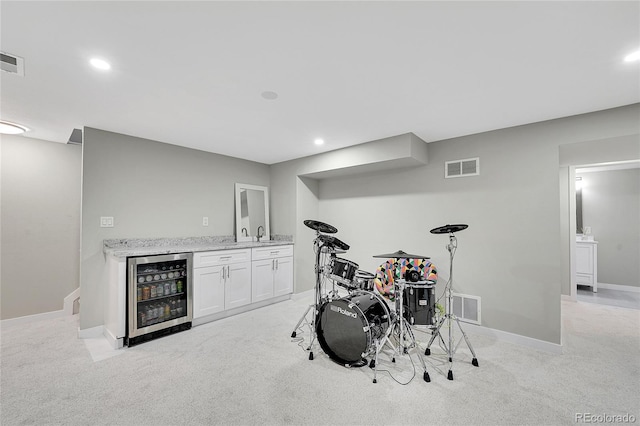 playroom with beverage cooler, visible vents, light colored carpet, and indoor wet bar