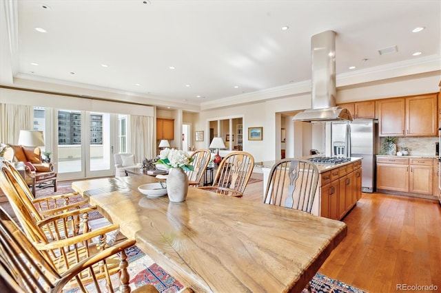 dining space featuring light wood-type flooring, recessed lighting, visible vents, and crown molding