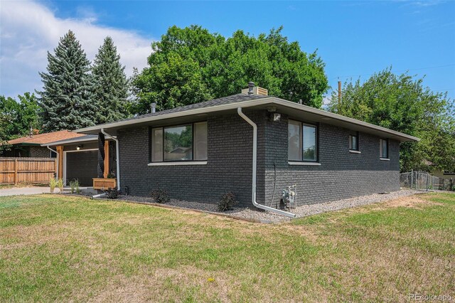 ranch-style house featuring a front lawn