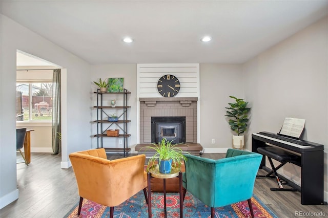 living area featuring recessed lighting, baseboards, and wood finished floors