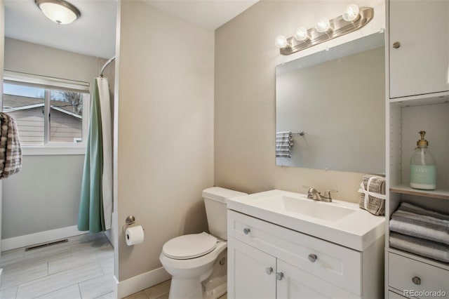 full bathroom with vanity, toilet, baseboards, visible vents, and curtained shower