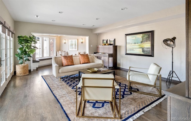 living area with dark wood-type flooring, recessed lighting, visible vents, and baseboards