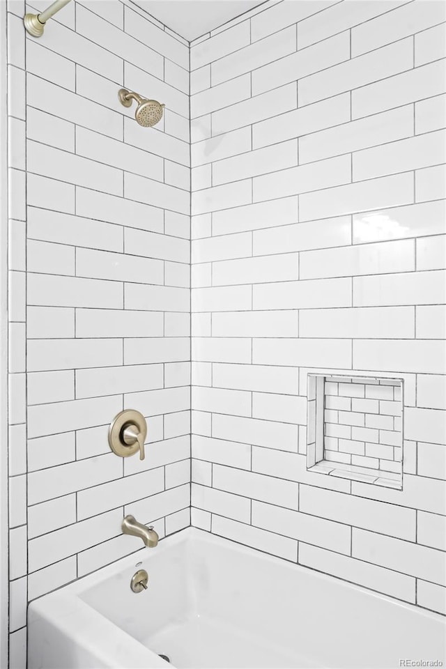 bathroom with tiled shower / bath combo