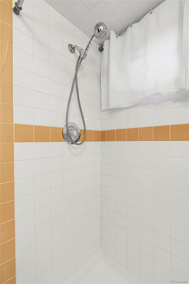 3022 Blackhawk St, Aurora, CO 80011 - bathroom featuring a tile shower