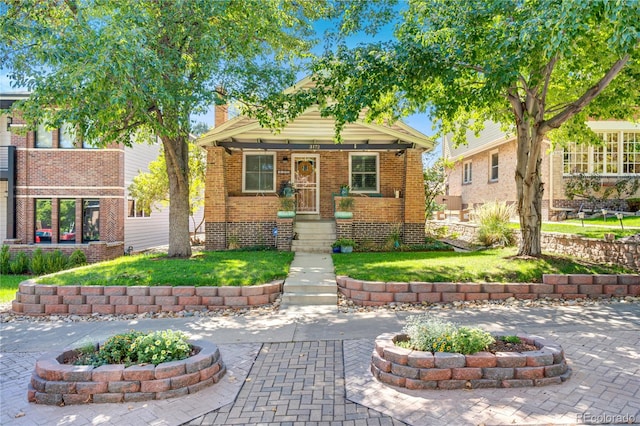 view of front of house featuring a front lawn