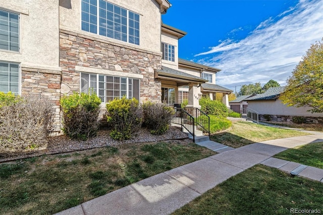 view of front of home featuring a front lawn