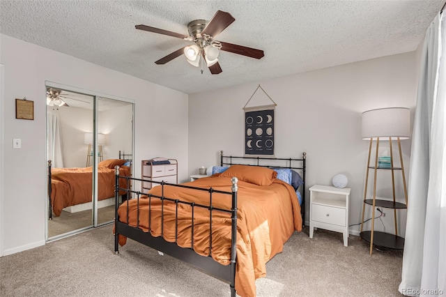 bedroom with ceiling fan, a textured ceiling, and carpet floors