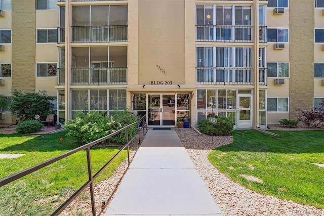 view of apartment building / complex