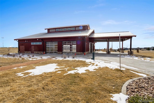 view of front of property featuring a front yard and a carport