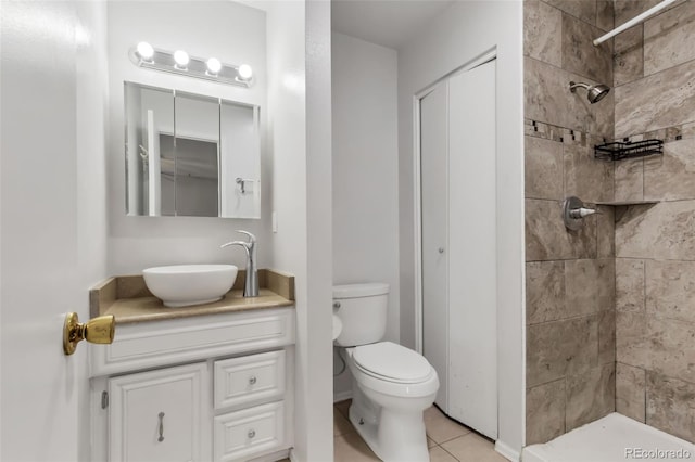 1005 S Lewiston Way, Aurora, CO 80017 - full bath featuring a tile shower, vanity, toilet, and tile patterned floors