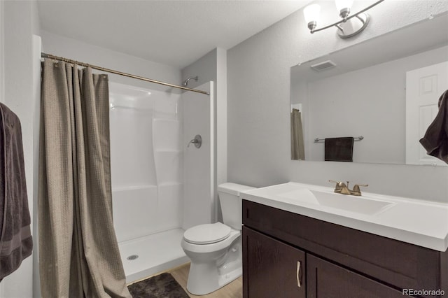full bathroom with a shower with shower curtain, vanity, visible vents, and toilet