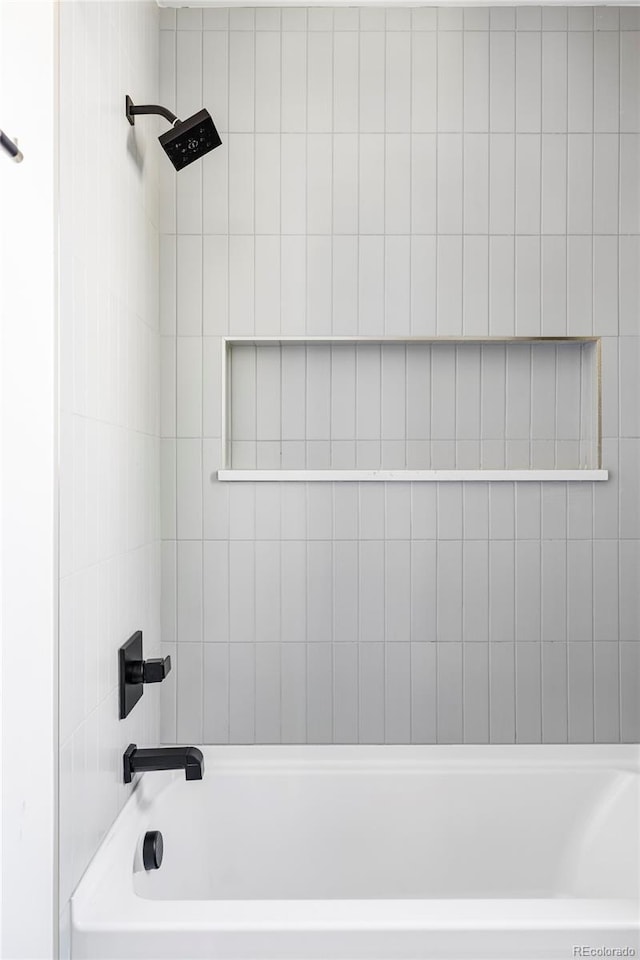 bathroom with tiled shower / bath combo