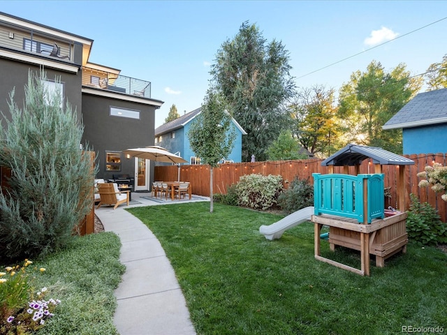 view of yard featuring a patio