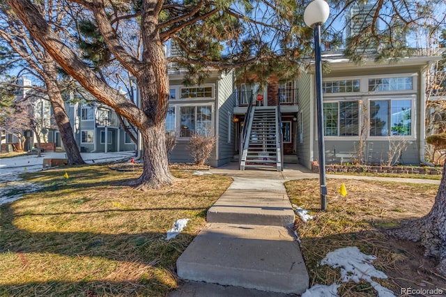 view of front of house featuring a front lawn