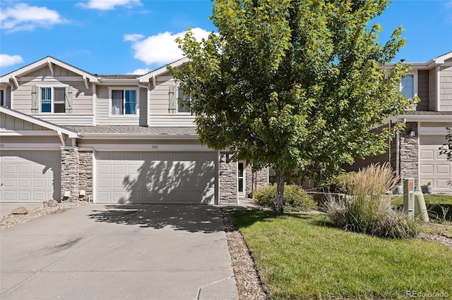 view of front facade featuring a garage and a front yard