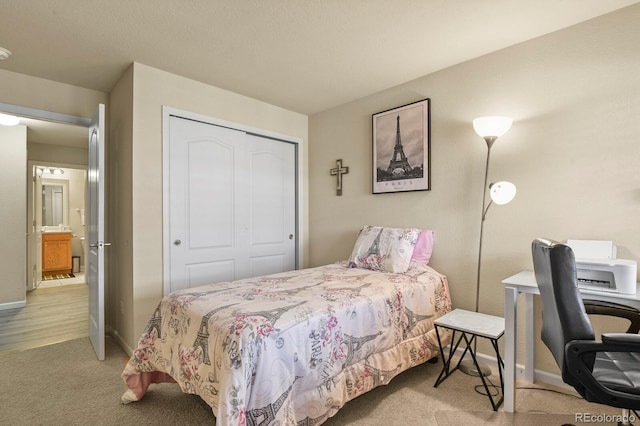 bedroom featuring carpet floors, baseboards, and a closet