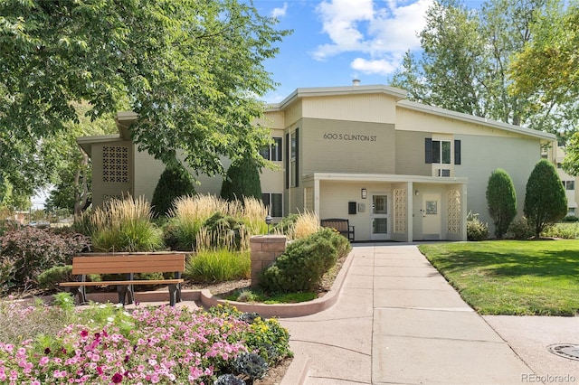 view of front of house with a front lawn