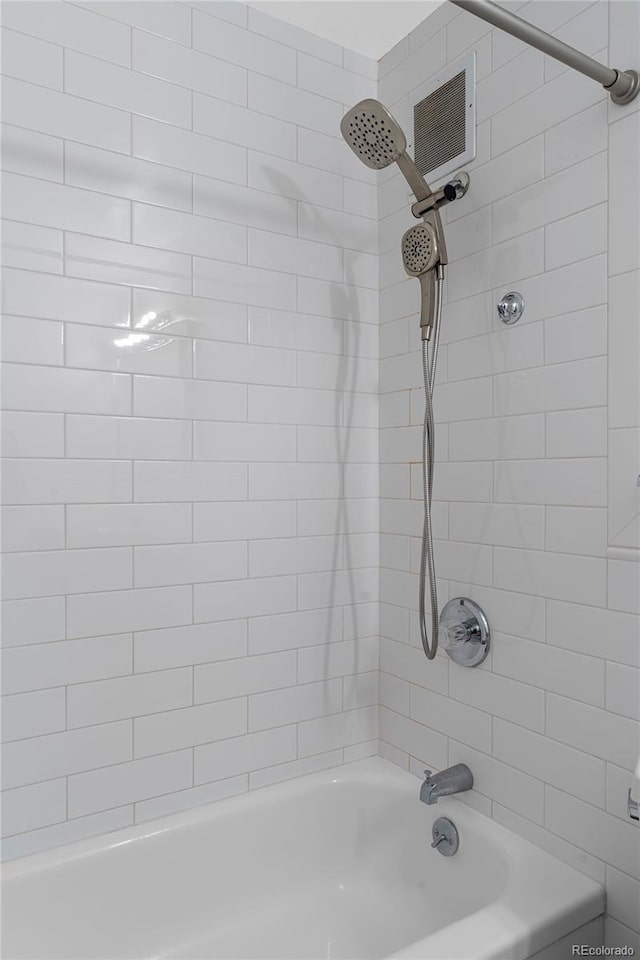 bathroom with tiled shower / bath