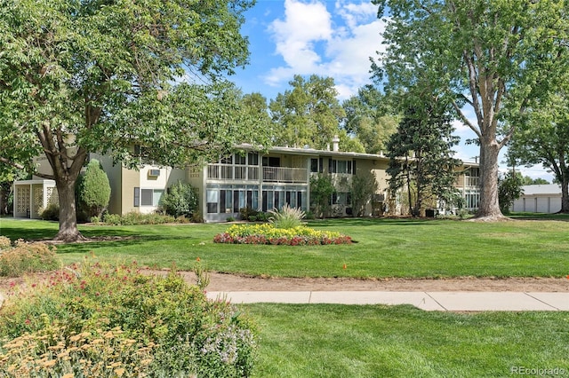 view of front of property with a front yard