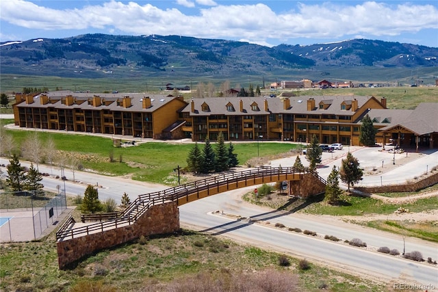 bird's eye view with a mountain view